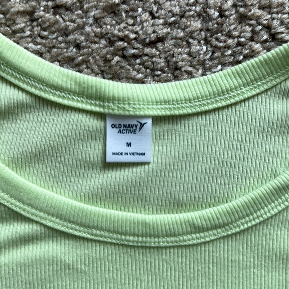 Old navy active tank - Picture 2 of 5